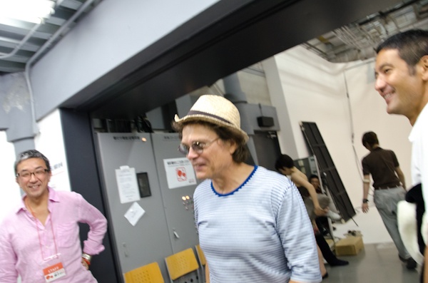 <b>29回目の親子の日撮影。７月の第４日曜日を親子の日に提唱しているので、今年の親子の日のフォトセッションは7月24日、広尾BBスタジオにて行われた。朝から夜まで100組以上の撮影という、ものすごいエネルギーを必要とするマラソンセッション。まさにマラソン並みの体力と精神力、そして笑顔がなければ出来ない偉業でもある。来年も10年後も続けていって欲しい</b>