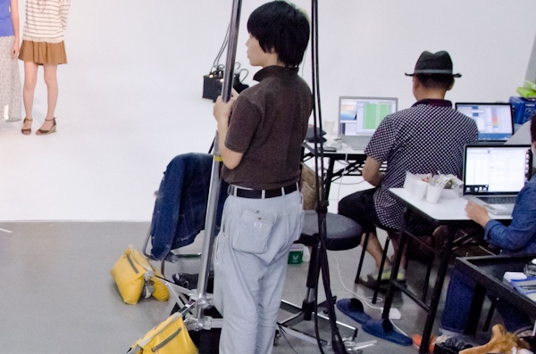 <b>29回目の親子の日撮影。７月の第４日曜日を親子の日に提唱しているので、今年の親子の日のフォトセッションは7月24日、広尾BBスタジオにて行われた。朝から夜まで100組以上の撮影という、ものすごいエネルギーを必要とするマラソンセッション。まさにマラソン並みの体力と精神力、そして笑顔がなければ出来ない偉業でもある。来年も10年後も続けていって欲しい</b>