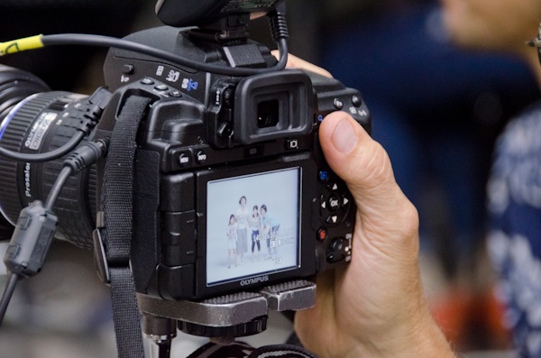 <b>29回目の親子の日撮影。７月の第４日曜日を親子の日に提唱しているので、今年の親子の日のフォトセッションは7月24日、広尾BBスタジオにて行われた。朝から夜まで100組以上の撮影という、ものすごいエネルギーを必要とするマラソンセッション。まさにマラソン並みの体力と精神力、そして笑顔がなければ出来ない偉業でもある。来年も10年後も続けていって欲しい</b>