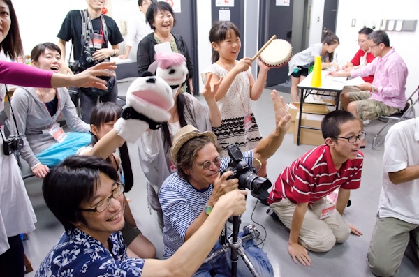 <b>29回目の親子の日撮影。７月の第４日曜日を親子の日に提唱しているので、今年の親子の日のフォトセッションは7月24日、広尾BBスタジオにて行われた。朝から夜まで100組以上の撮影という、ものすごいエネルギーを必要とするマラソンセッション。まさにマラソン並みの体力と精神力、そして笑顔がなければ出来ない偉業でもある。来年も10年後も続けていって欲しい</b>