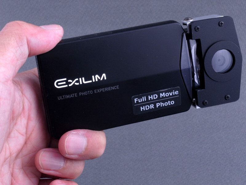 <b>カシオ「EXILIM EX-TR100」はカシオ独自のスイバル式ボディに、新機軸の可変フレームを搭載したユニークなスタイルのデジタルカメラ。しかし今回は可変フレームを取り外し、さらにその機構を利用した「可変クローズアップレンズ」を組み込む改造を行なっている。</b>