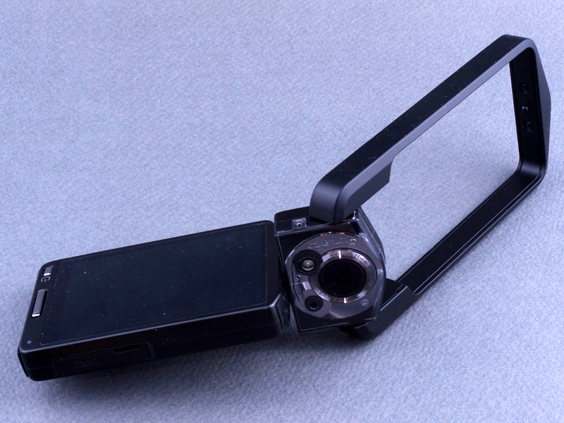 <b>EX-TR100はレンズが回転するスイバル式ボディを採用し、さらに三脚やグリップ代わりにもなる「可変フレーム」を装備し、変幻自在に変化するスタイルを楽しむことができる。しかし可変フレームは便利と言えば便利、邪魔と言えば邪魔なので（笑）今回はまずこれを外すことにする</b>