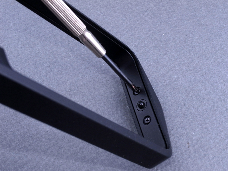 <b>可変フレームを外すには、まずはフレーム内側にある2つのネジをドライバーで外す。しかしこれだけではフレームはびくともせず外れる気配がない</b>