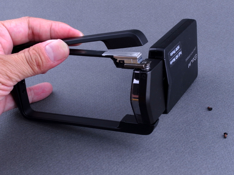 <b>いろいろ調べるうち、フレームのプラスチック製外装パーツの両端が、両面テープで接着されていることを発見。これをゆっくり剥がすと、中から金属製のインナーフレームが現れる</b>