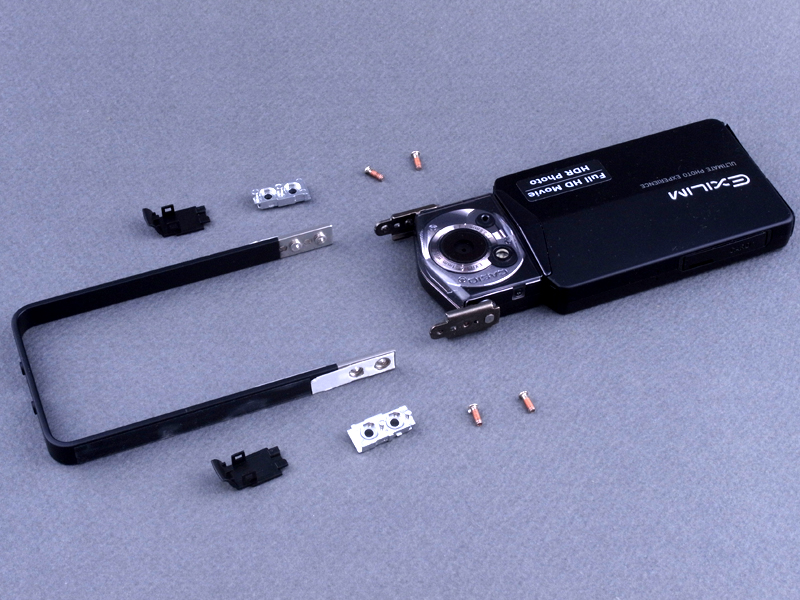 <b>カメラ本体からフレームを外した状態。これらの部品も保存しておくと、後で元に戻せる「可逆改造」になる</b>