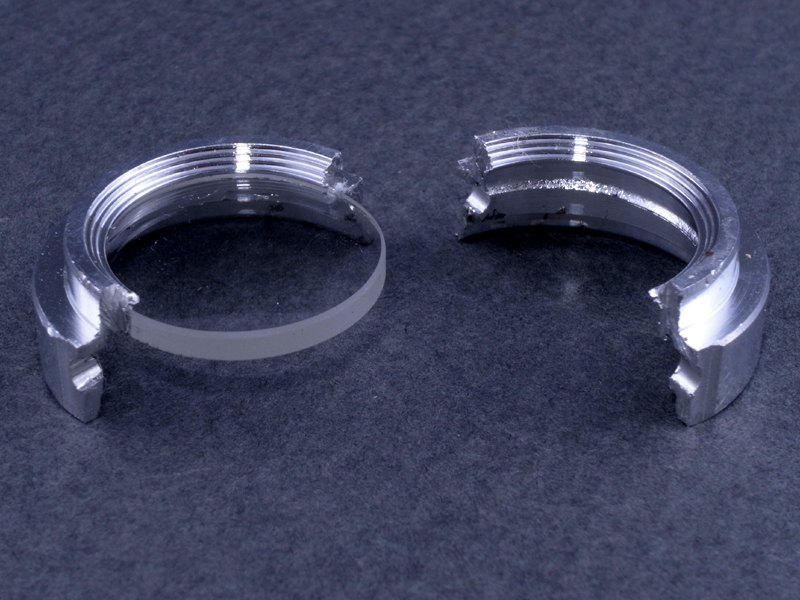 <b>というわけで、ご覧のようにフィルター枠をまっぷたつに切断し、中のレンズを取り出すことに成功。道具はピラニアソーを使用した</b>