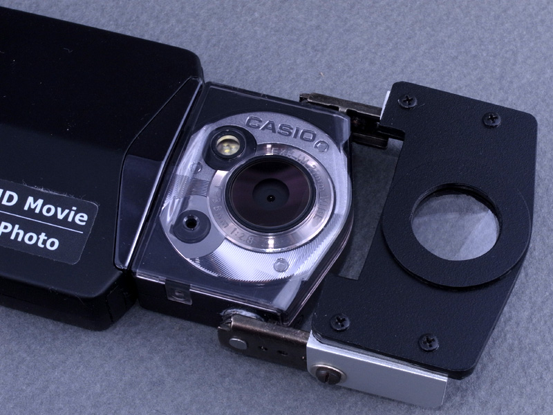 <b>アルミアングルパーツに、クローズアップレンズユニットをネジ止めする。これで今回の改造工作は完了だ</b>