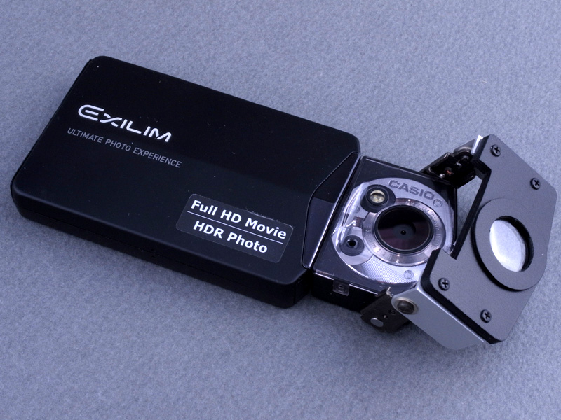 <b>完成した「可変クローズアップレンズ式EX-TR100」。元の可変フレームの構造を活かし、クローズアップレンズがグイーンと移動し……</b>