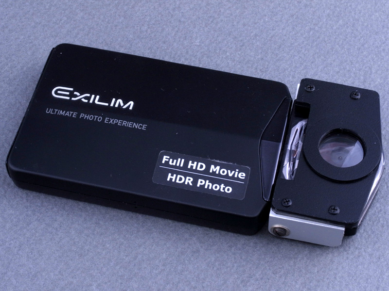 <b>ガキーンとレンズ部に装着され「マクロモード」にトランスフォーム! もちろん変形は自動ではなく手動式だ（笑）</b>