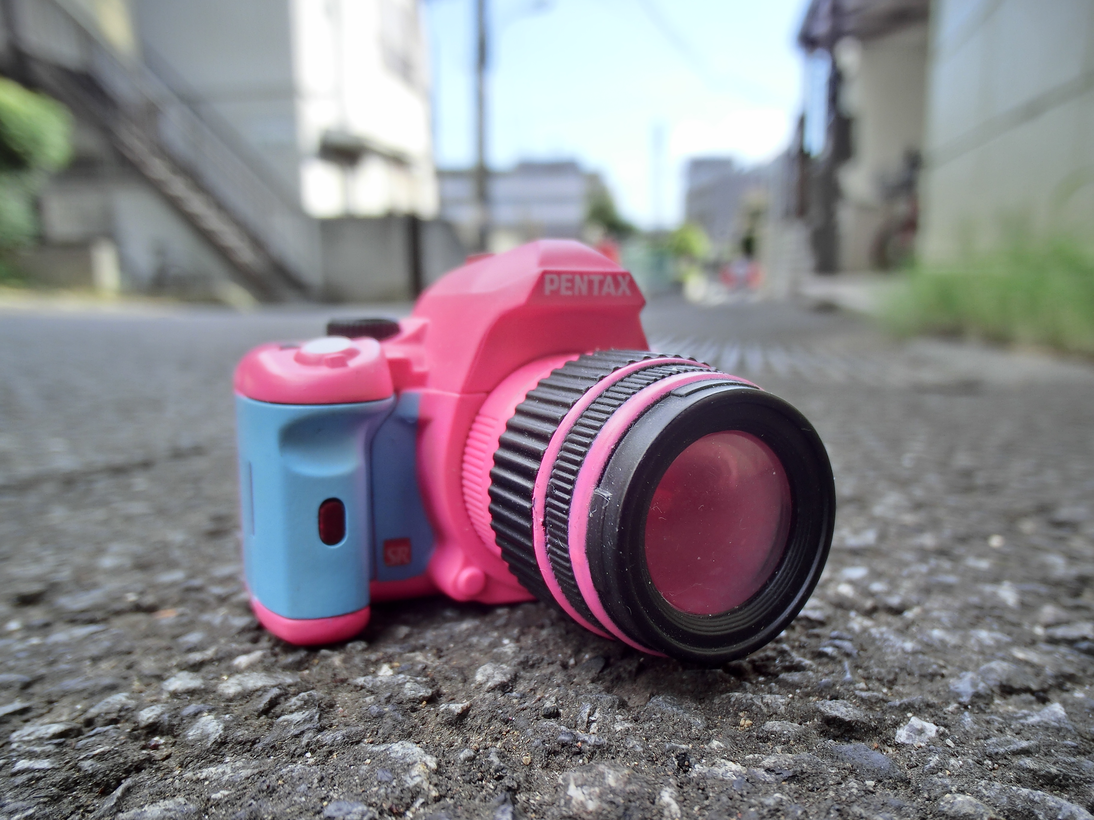 <b>そこで「撮影モード」から「ベストショット」を選びその中の「HDR」で撮影してみた。背景の階調が良い感じで描写されており、なかなか使えそうだ。しかし露出の異なる画像を瞬時に合成処理する関係上、画角が一回り狭くなっている。EX-TR100 / 約2.1MB / 3,648×2,736 / 1/50秒 / F2.8 / 0EV / ISO100 / HDR / WB：オート / 3.8mm</b>