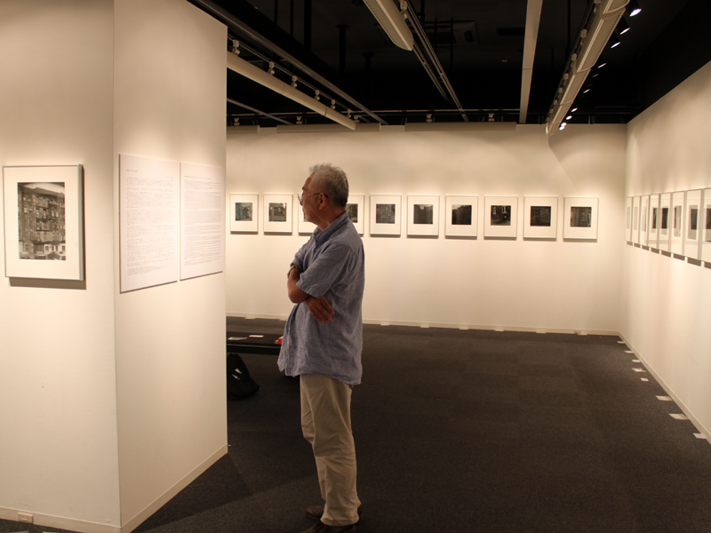 <b>橋口さんはプリントが並ぶ会場を見ながら、「良い展示ができた」と何度もつぶやいていた。タイトルのHof（ホーフ）とは中庭のこと</b>