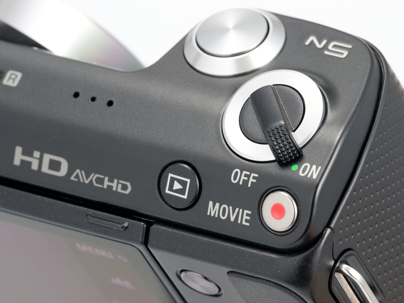 <b>電源スイッチの外周のリングが黒から銀に変わっていたり、再生ボタンの位置と形が変わってたりする</b>