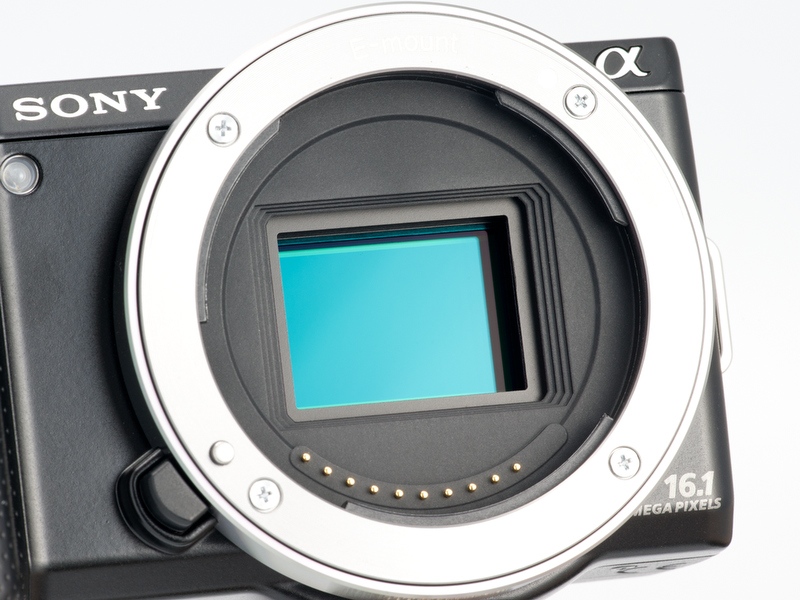 <b>撮像素子は前モデルから約200万画素増えて有効1,610万画素になったCMOSセンサー「Exmor」</b>