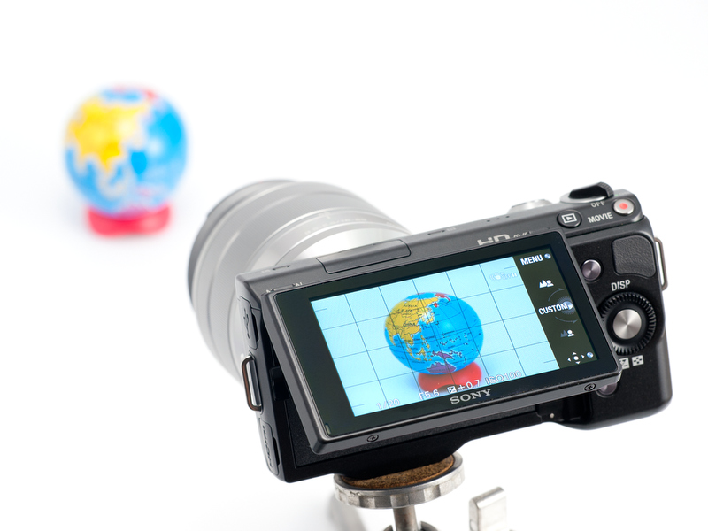 <b>上下チルト式の液晶モニター。3型のワイドタイプで92.16万ドット。新しくタッチパネルを内蔵している</b>