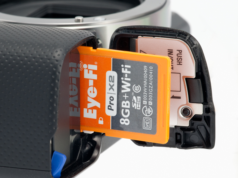 <b>記録メディアはメモリースティックデュオ系またはSDカード系。Eye-Fiカードも使用可能（本当は裏向きに装填する）</b>