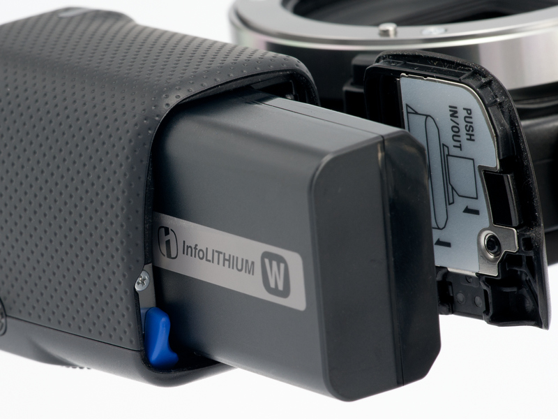 <b>バッテリーは前モデルと共通のNP-FW50だが、撮影可能コマ数は330コマから430コマに大幅アップ</b>