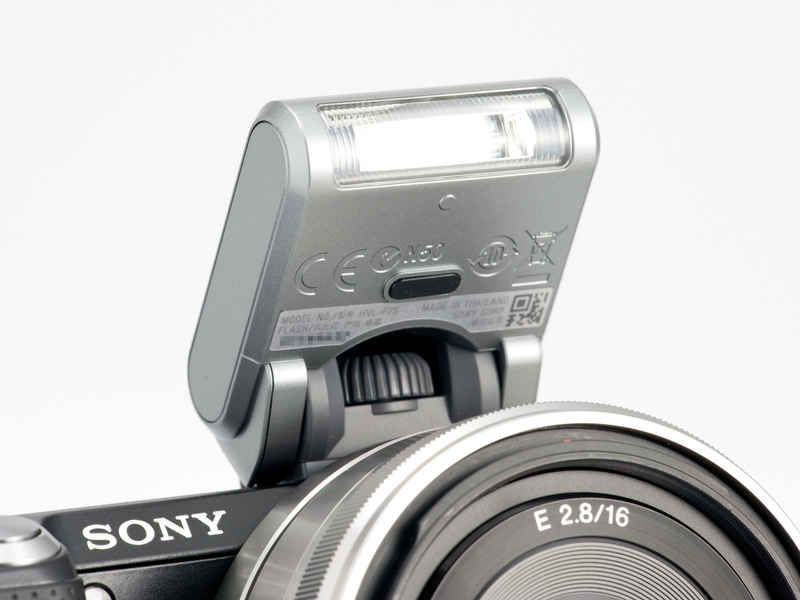 <b>コンパクトな外付けストロボが同梱されているのは前モデルと同じ</b>