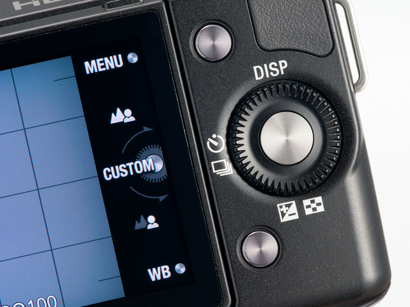 <b>十字キーを兼ねたコントロールホイールと3つのソフトキーによる操作系は前モデルと同じ。</b>