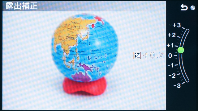 <b>露出補正中の画面。通常時は画面下側に補正値が表示されるので、いちいち視線を動かさないといけない</b>