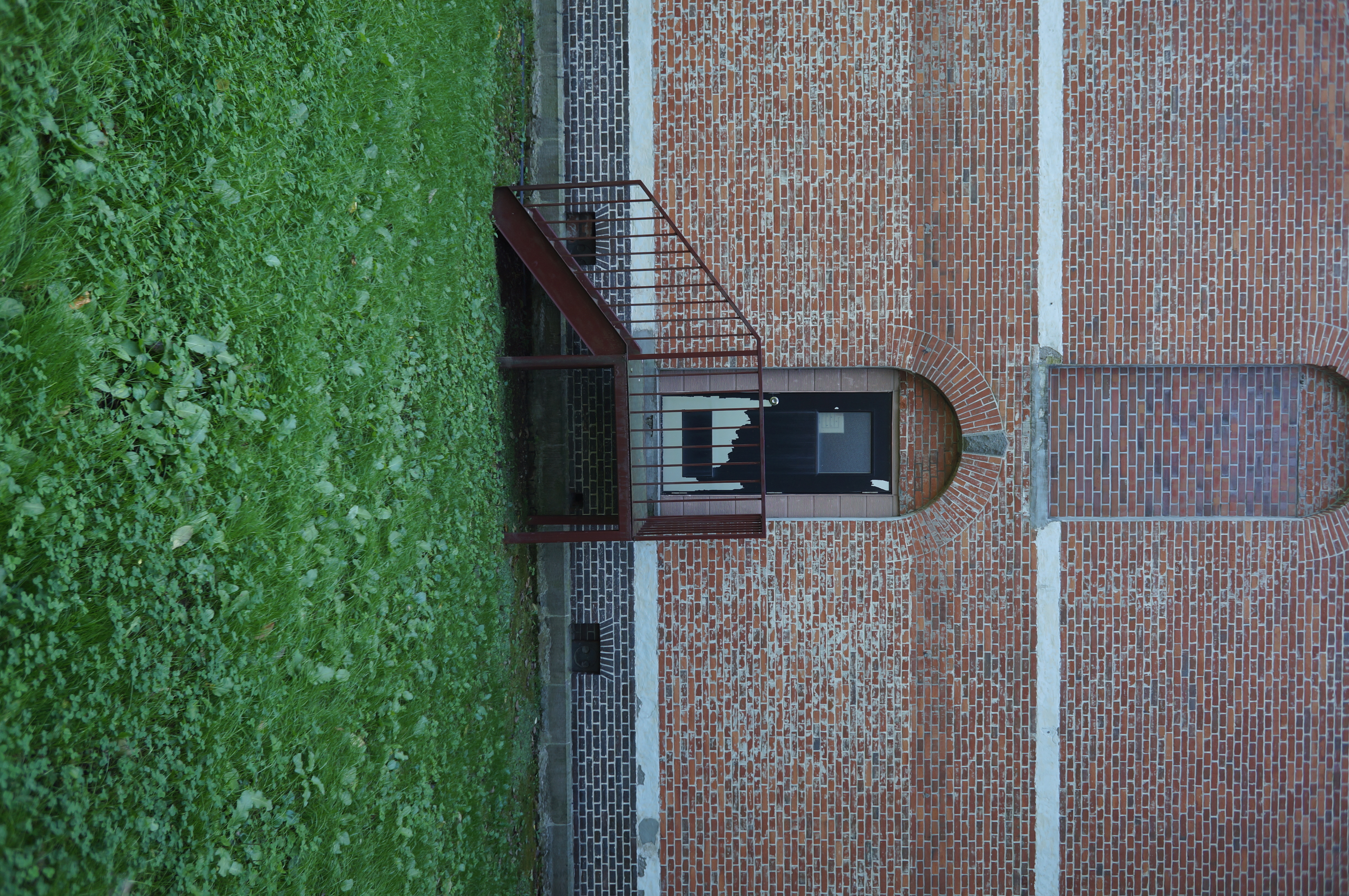 <b>イトマキ型の歪曲が気になるレンズだが、補正機能の効果はかなり大きい。ただ、四隅の画質を見るともうひと頑張り欲しい気もする。NEX-5N / E 16mm F2.8 / 4,912×3,264 / プログラムAE / 1/60秒 / F4 / 0EV / ISO100 / WB:太陽光 / 16mm</b>