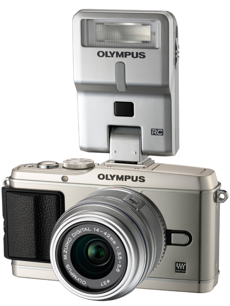 <b>FL-300RをOLYMPUS PEN E-P3に装着したところ</b>