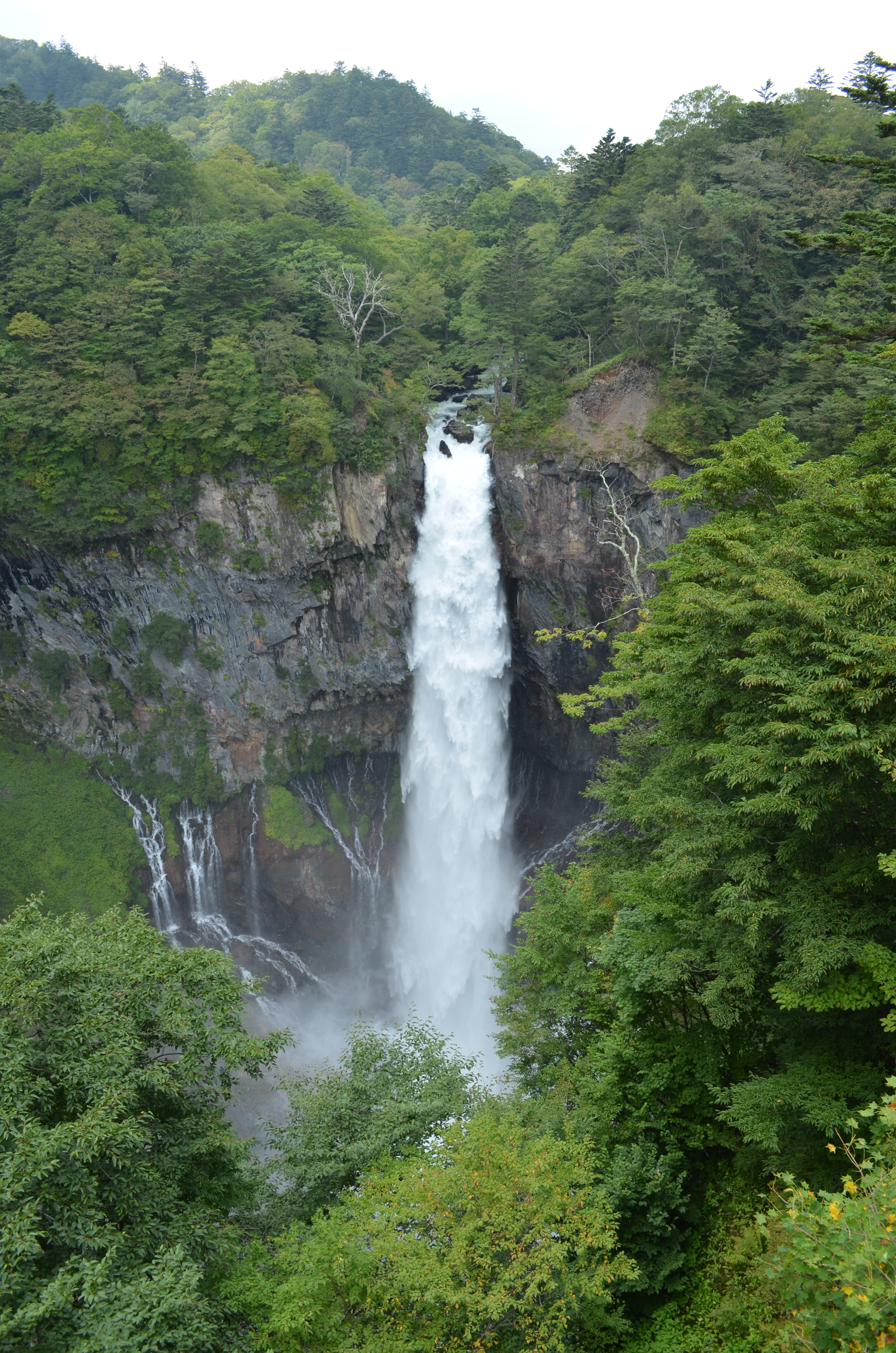 <b>栃木県日光市にある華厳の滝で撮影。左から「フルオート」、「プログラムオート（P）」、NDフィルターを使用し「絞り優先オート（AまたはAv）」モードでスローシャッターに設定し撮影した</b>