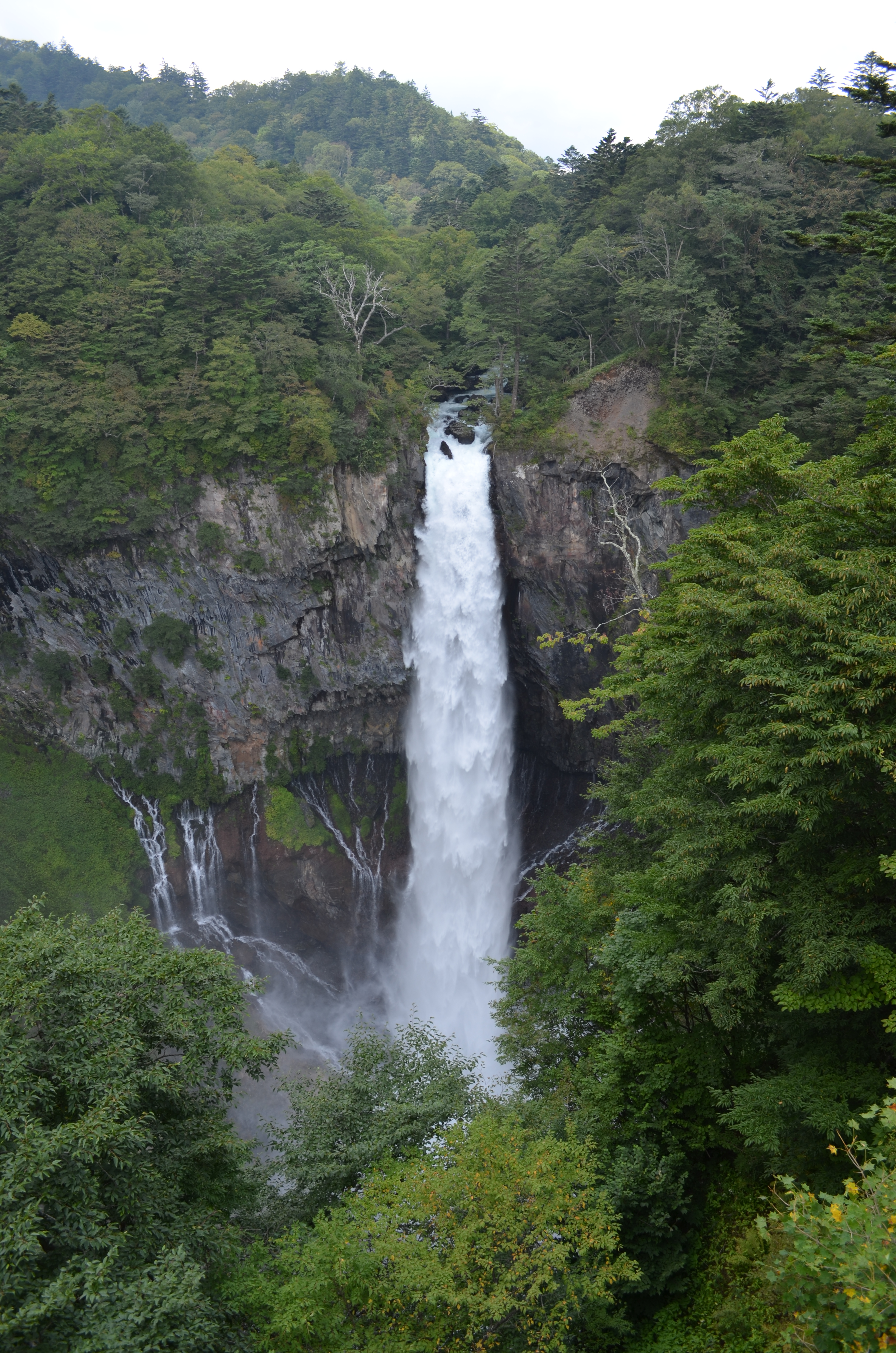 <b>栃木県日光市にある華厳の滝で撮影。左から「フルオート」、「プログラムオート（P）」、NDフィルターを使用し「絞り優先オート（AまたはAv）」モードでスローシャッターに設定し撮影した</b>