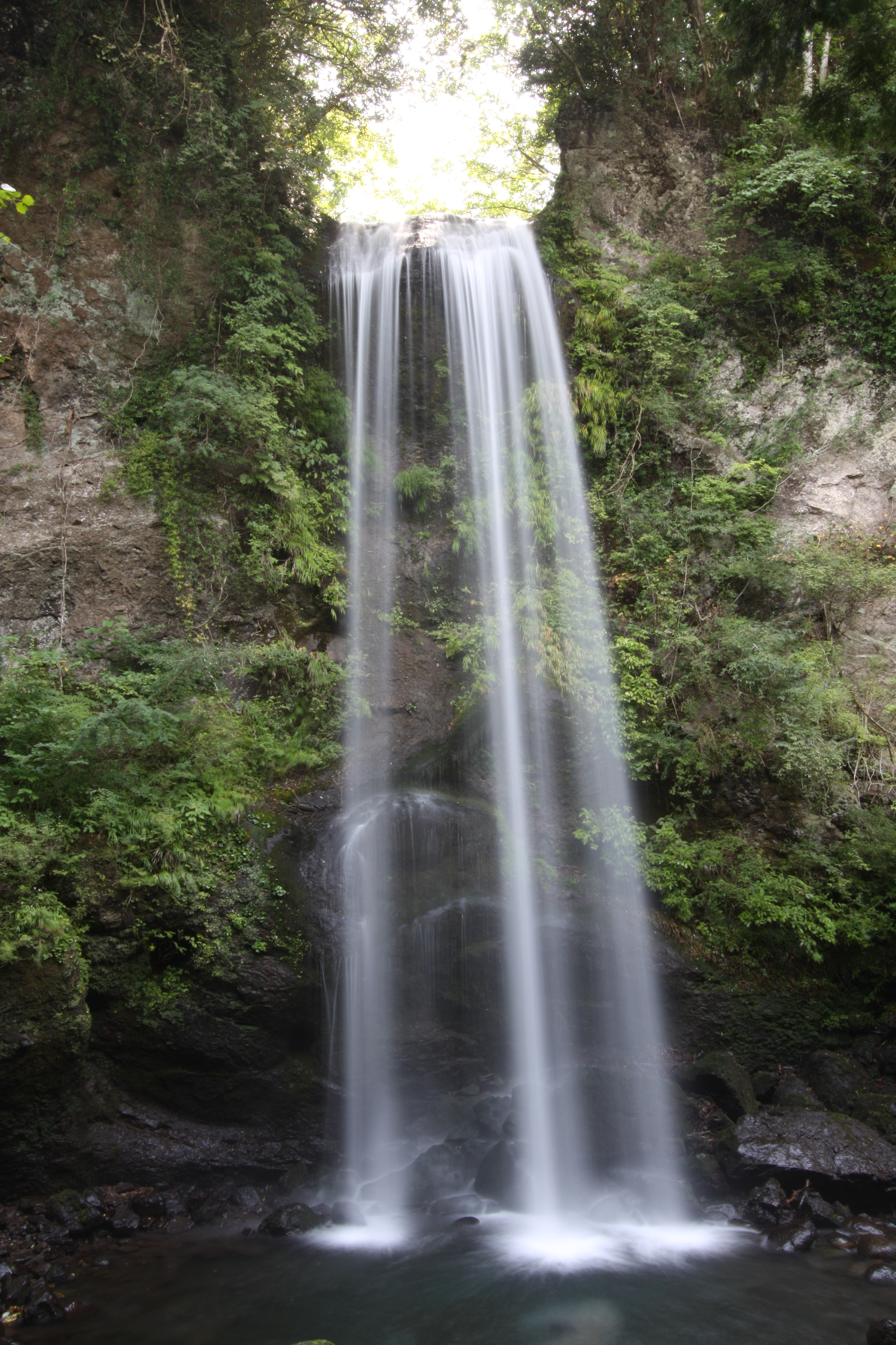 <b>今度は華厳の滝よりも落差が低く、水量の少ない別の滝（神奈川県南足柄市・夕日の滝、落差約23m）で比較。左のフルオートではシャッター速度が1/60秒で撮れたため、水がまばらに落ちている感じだ。シャッター速度1秒で撮影した右の写真は、水の流れがシルキーで清涼感を感じる写真になった</b>