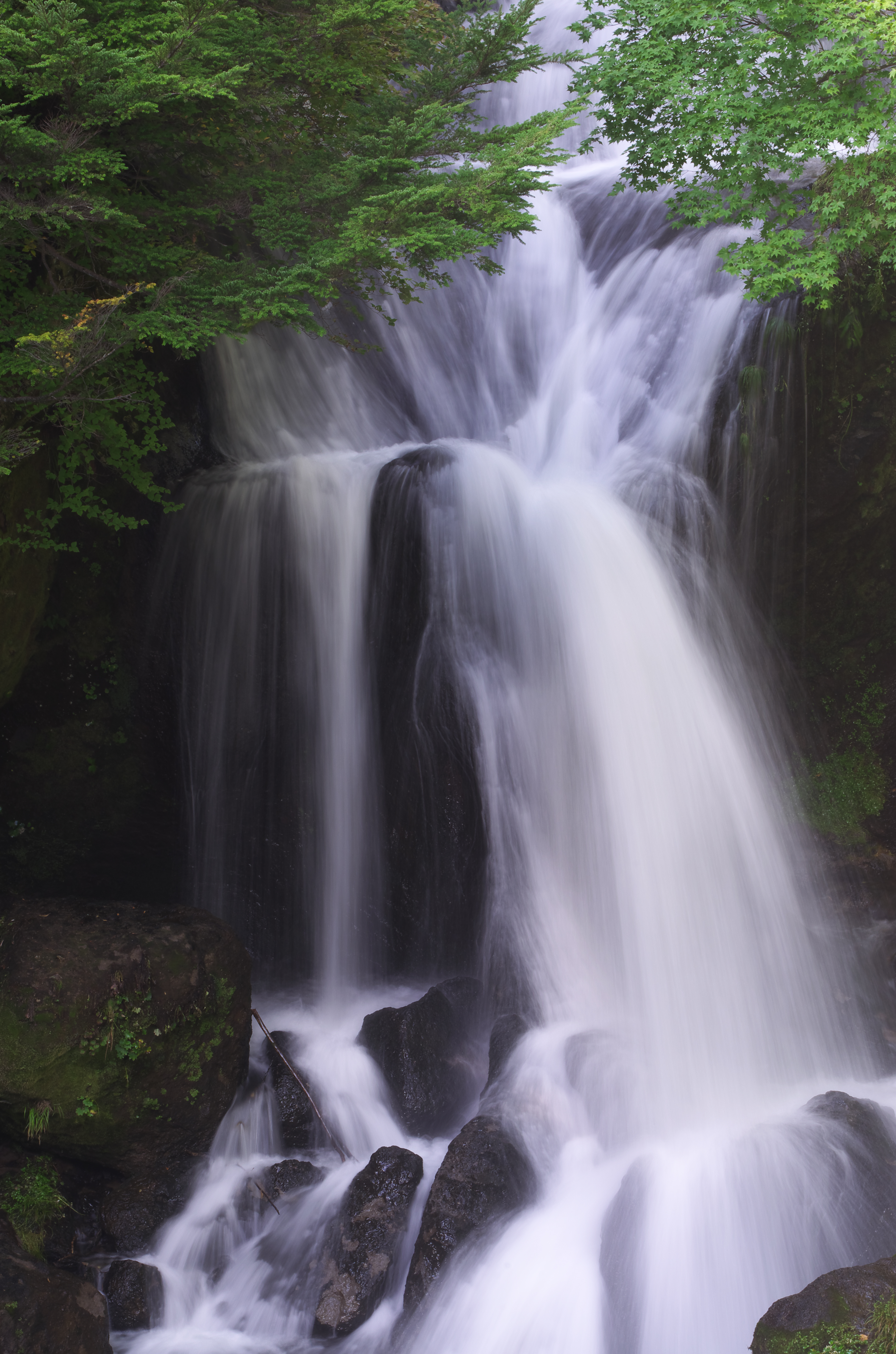 <b>1秒（左）では完全に水の流れがぶれ、全体的に滑らかな水の流れだ。1/4秒（中央）では1秒よりも周囲の水しぶきのボリュームが少なく写ってしまったが、流れ全体のぶれ具合は途切れなく滑らかできれいだ。しかし1/15秒（右）になると、水のぶれる幅が少なくなるため、流れ落ちる水が一部途切れ途切れになり、水しぶきの形が見え始めた</b>