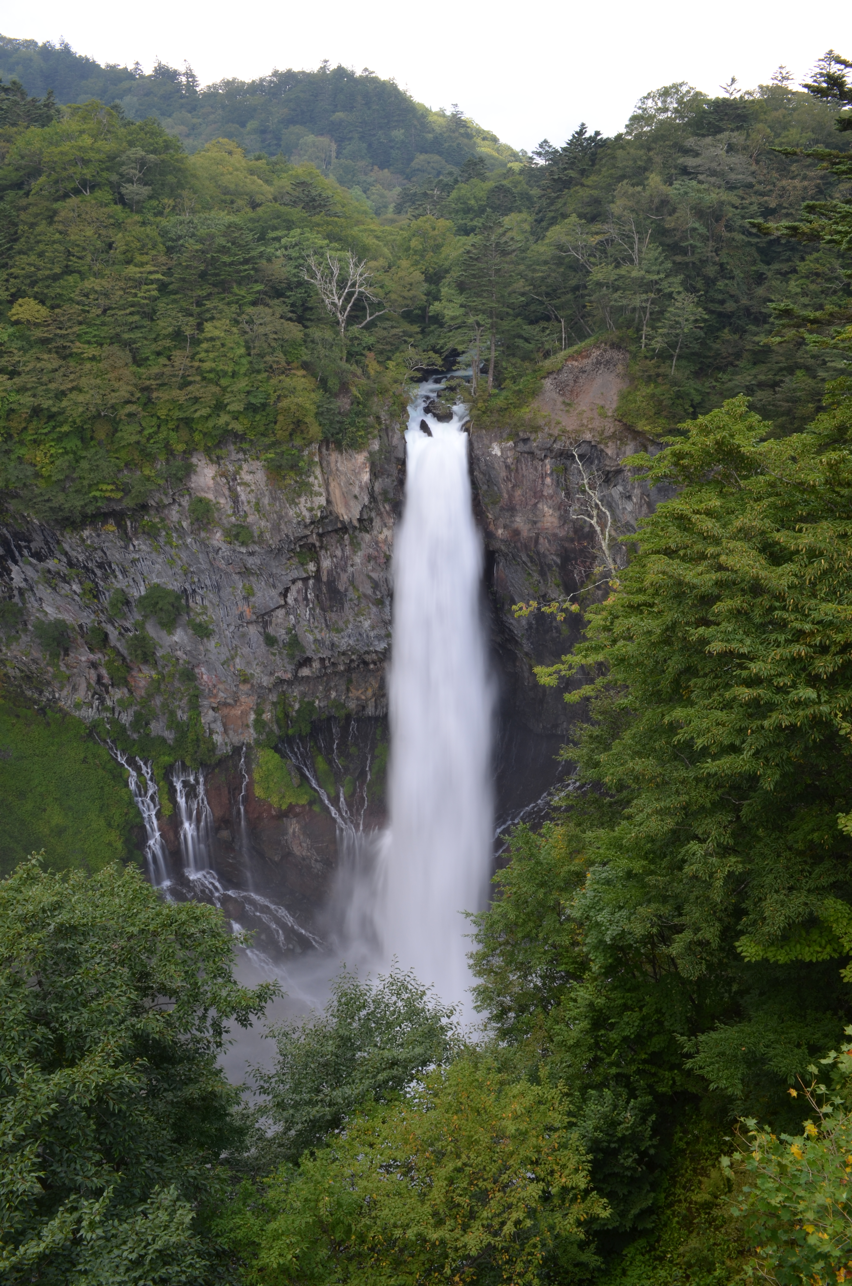 <b>縦位置にしてみても、横位置と同じ焦点距離では画面上の滝の大きさは変わらない</b>