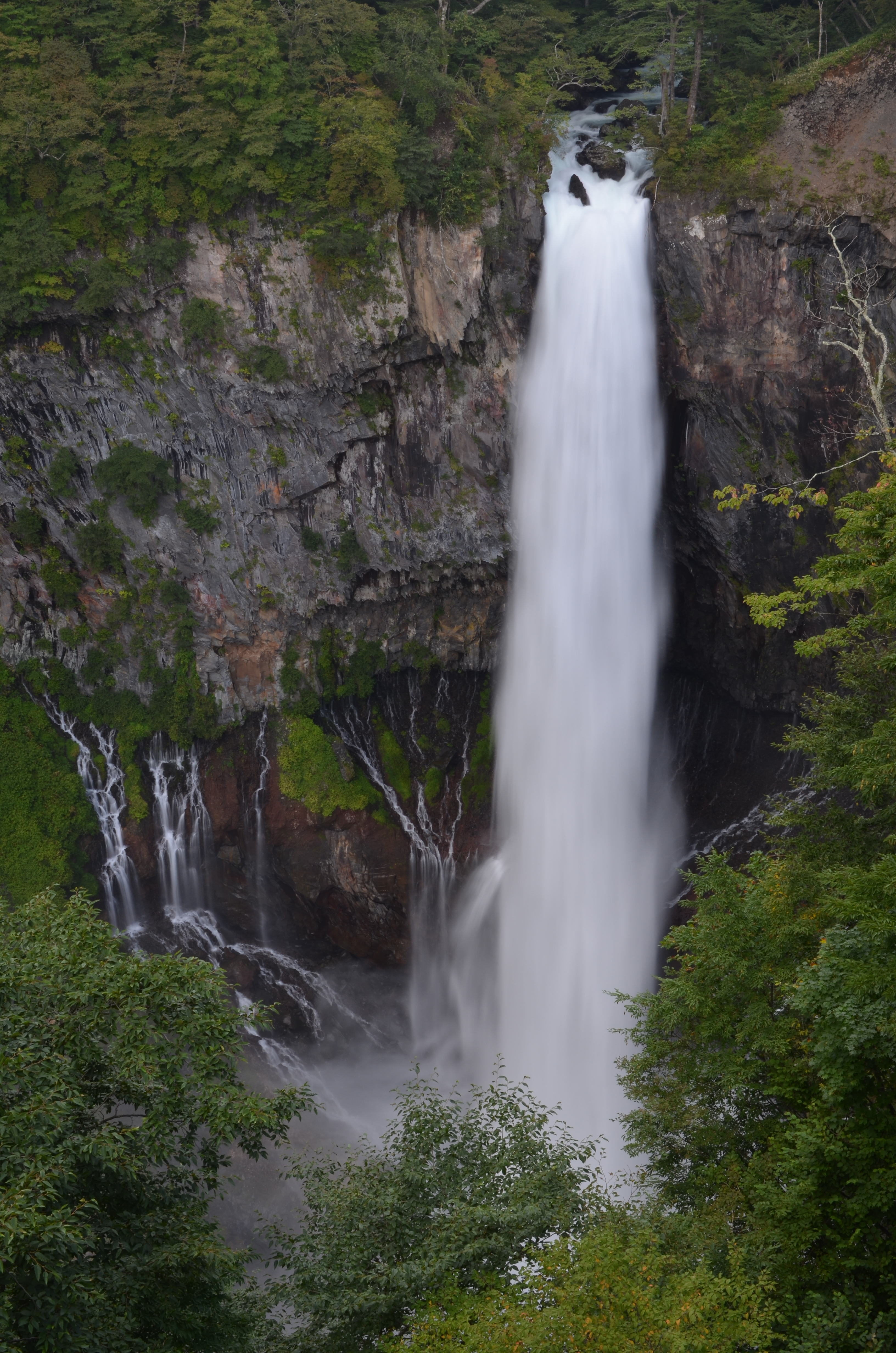 <b>周囲の木々の緑を画面にできるだけ入れないようにして、滝の流れと周囲の岩場を大きく写すことで、荒々しさと迫力を増す表現ができた。</b>