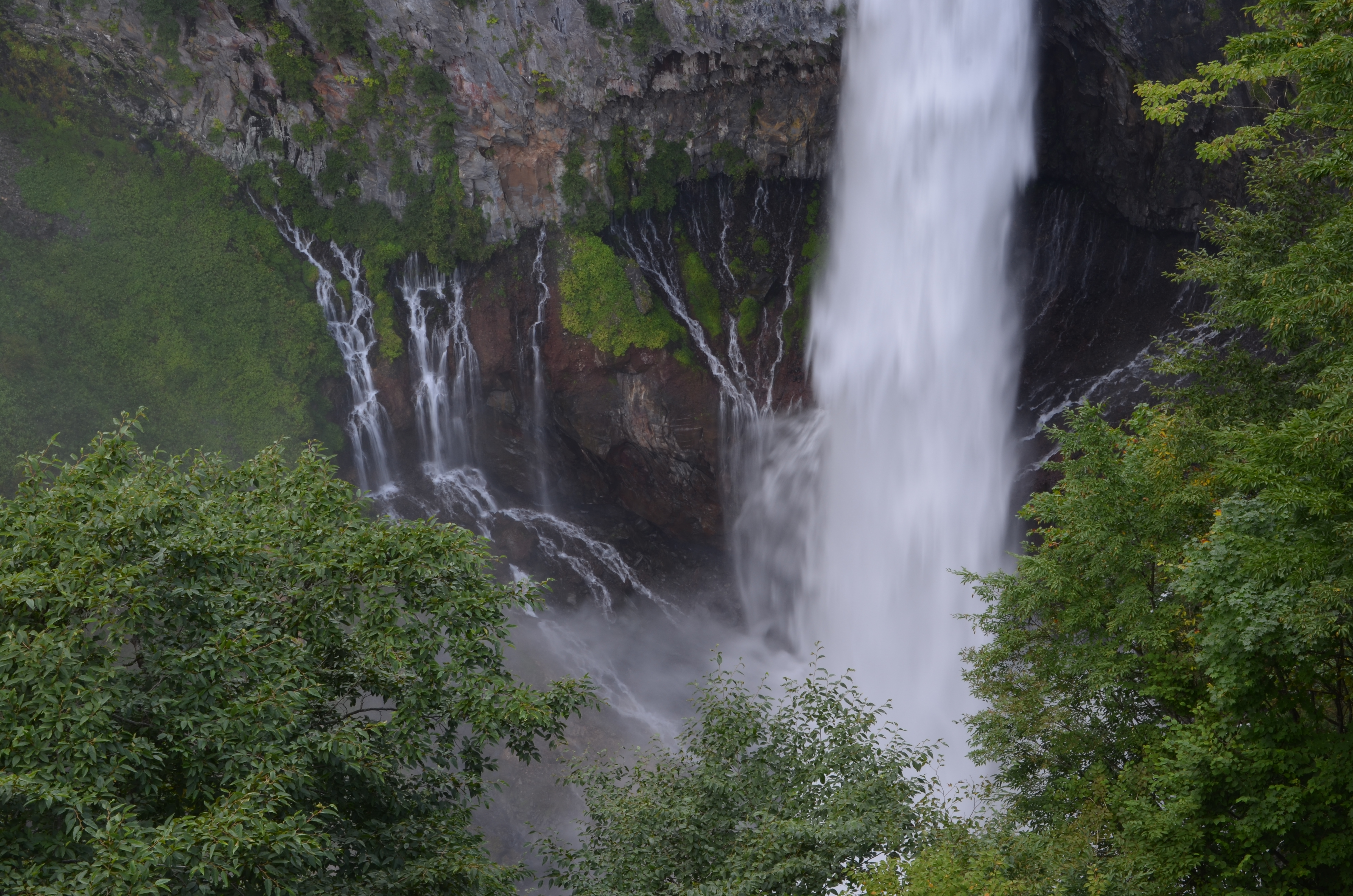 <b>流れ落ちる滝の下流と滝つぼから吹き上げる水しぶきをアップで撮影した。シャッター速度を1/2.5秒（左）、1/10秒（右）、1/500秒（下）で撮影し比較すると、1/2.5秒のスローシャッターも悪くはないが、1/500秒の高速シャッター側のほうが水の流れが形となって写り、迫力のある印象が表現できた。1/10秒は中途半端にぶれてしまい、パッとしない印象だ</b>