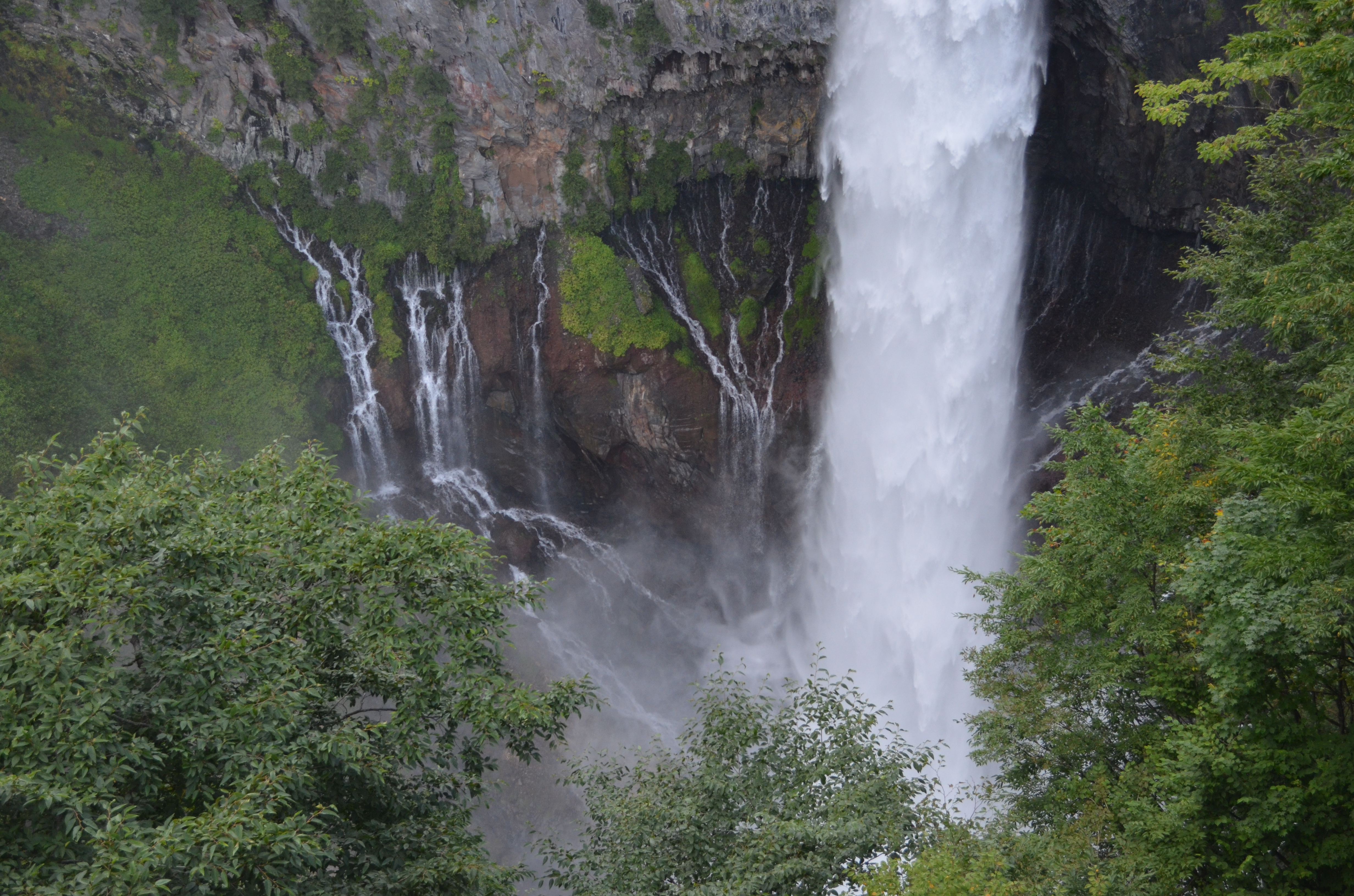 <b>流れ落ちる滝の下流と滝つぼから吹き上げる水しぶきをアップで撮影した。シャッター速度を1/2.5秒、1/10秒、1/500秒で撮影し比較すると、1/2.5秒のスローシャッターも悪くはないが、1/500秒の高速シャッター側のほうが水の流れが形となって写り、迫力のある印象が表現できた。1/10秒は中途半端にぶれてしまい、パッとしない印象だ</b>