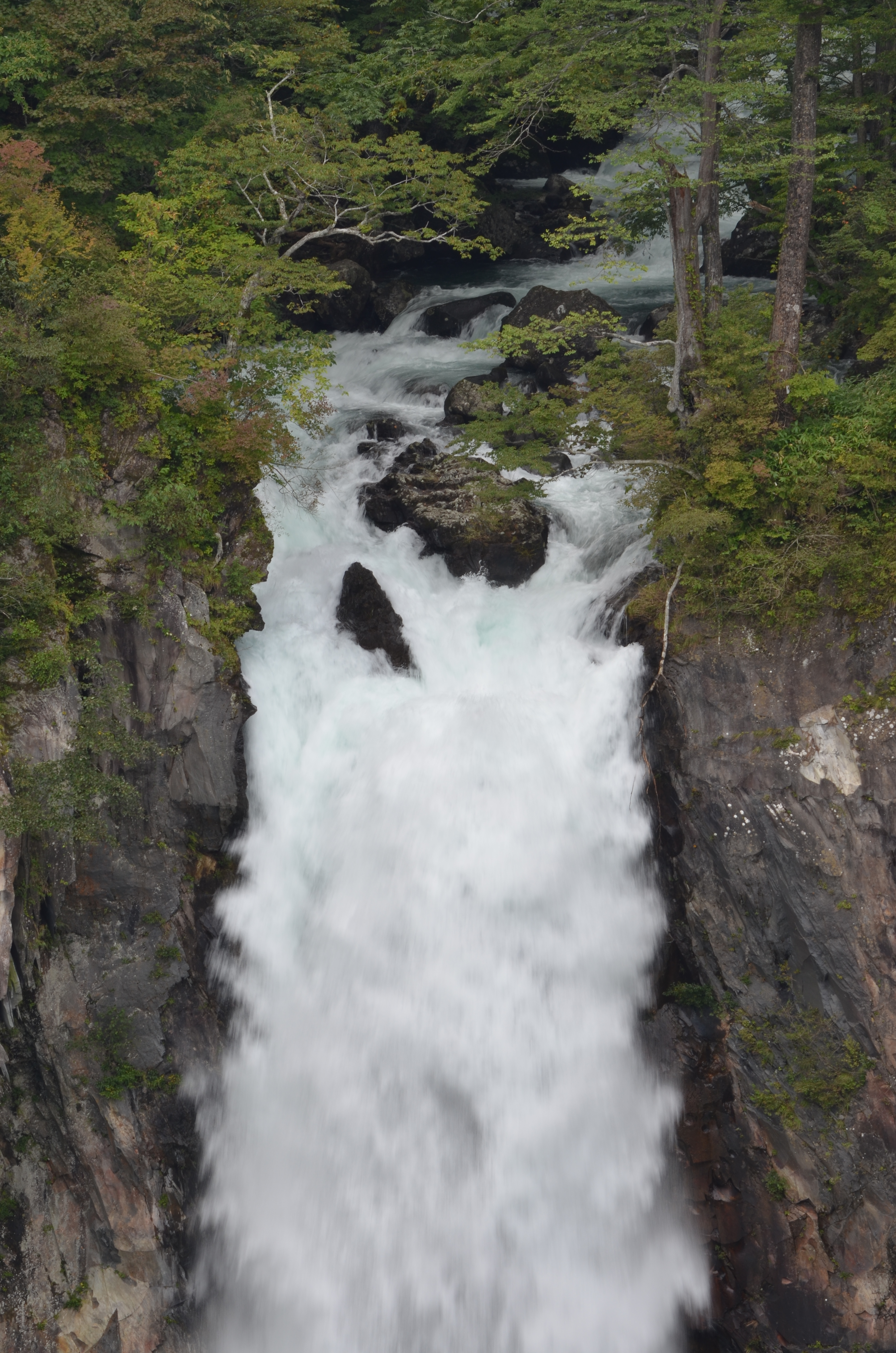 <b>上の作例よりもさらに望遠で、滝の上流付近をシャッター速度1/30秒（左）と1/1,000秒（右）で比較した。1/1,000秒では荒々しい水の流れが形として写ったが、1/30秒では中途半端なぶれになってしまった</b>