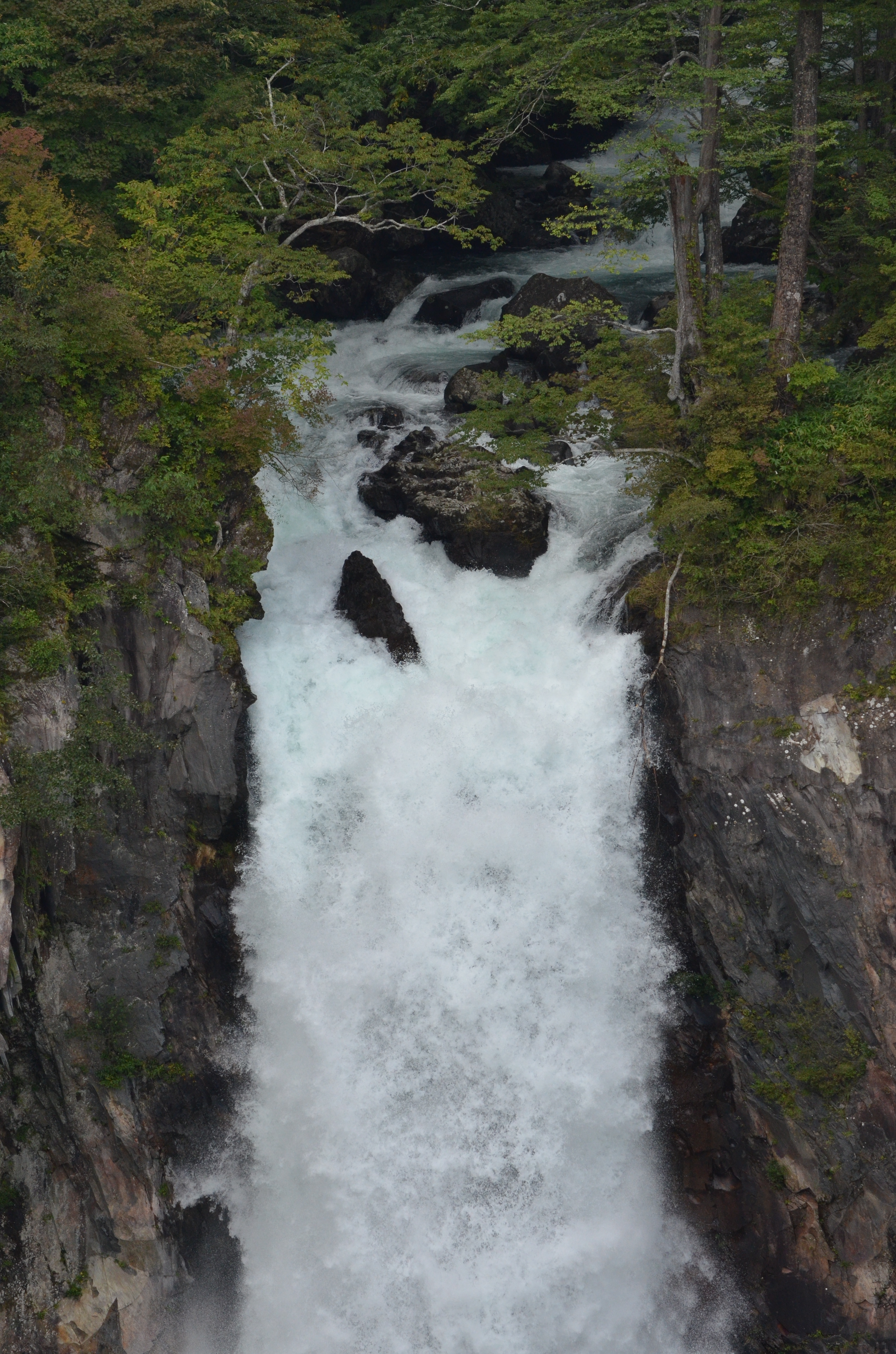 <b>上の作例よりもさらに望遠で、滝の上流付近をシャッター速度1/30秒（左）と1/1,000秒（右）で比較した。1/1,000秒では荒々しい水の流れが形として写ったが、1/30秒では中途半端なぶれになってしまった</b>