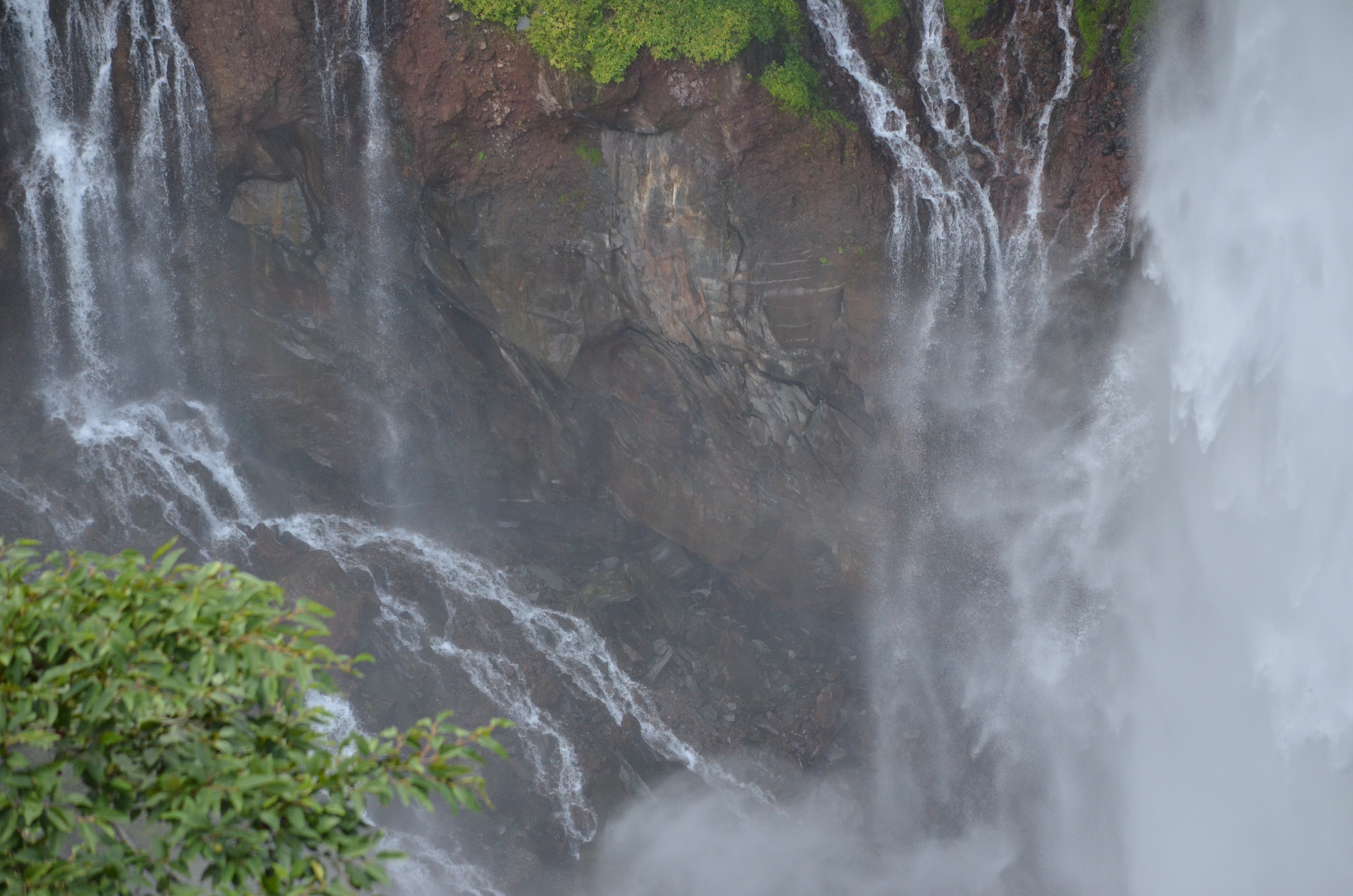 <b>画面の一部に滝の流れを入れつつ、周囲から流れ落ちる水の流れを撮影。画面隅で水の流れがぶれてしまうと単に白くなってしまうため、シャッター速度1/1,000秒で水の形を写した</b>