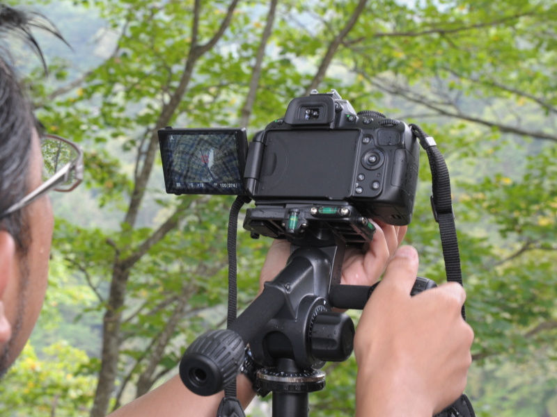 <b>三脚にカメラを取り付け、じっくりアングルを決める</b>