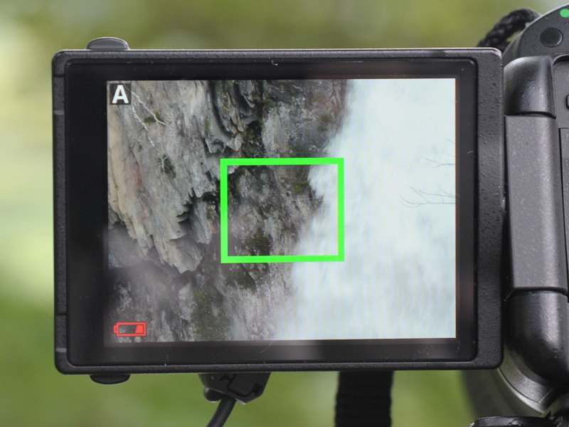 <b>ピント確認がしやすいライブビューだが、光学ファインダーでの撮影より電池は消費しやすい</b>