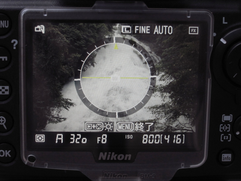 <b>D700の電子水準器を活用。この状態ではわずかに左へ傾いている</b>