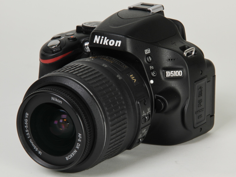 <b>D5100。標準ズームレンズ「AF-S DX NIKKOR 18-55mm F3.5-5.6 G VR」を装着</b>