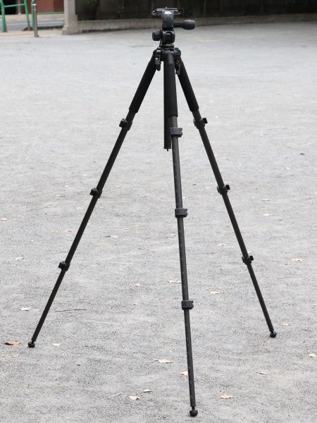 <b>ジオ・カルマーニュE645（10万4,790円）。全高169cm、重量2.37kgのカーボン三脚だ</b>
