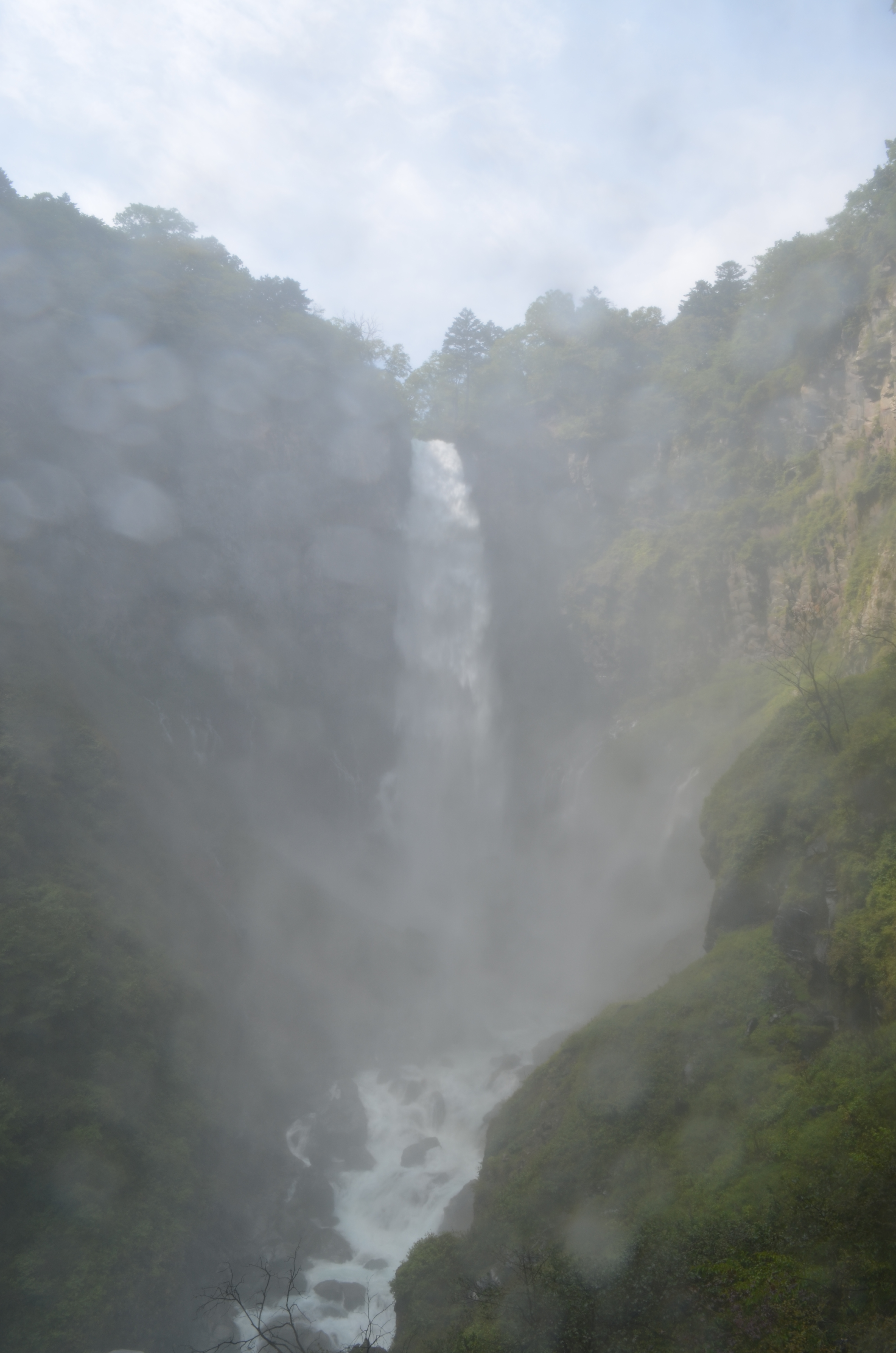 <b>エレベーターで華厳の滝の滝つぼ近くに降りたが、大増水の影響でほどなくずぶ濡れに。カメラ本体はタオルで守ったものの、レンズ前面への水滴付着は避けられなかった</b>