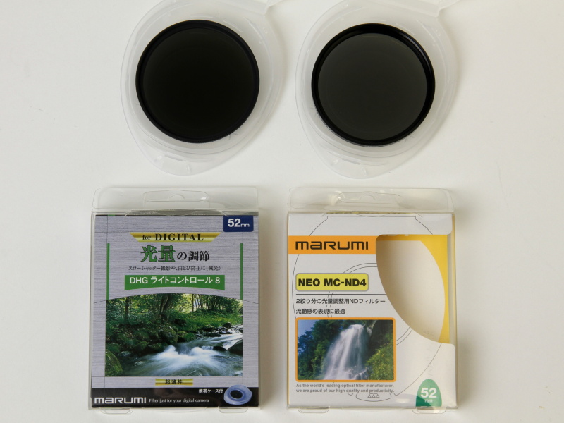 <b>今回はマルミ光機の「DHGライトコントロール8」（左）と「ネオMC-ND4」（右）を使用</b>
