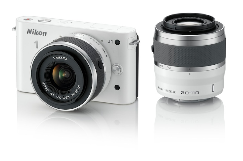 <b>Nikon 1 J1ダブルズームレンズキット（ホワイト）。レンズは1 NIKKOR VR 10-30mm F3.5-5.6および1 NIKKOR VR 30-110mm F3.8-5.6</b>