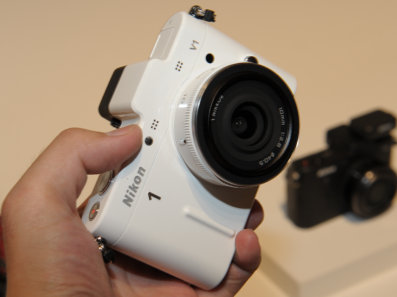 <b>1 NIKKOR 10mm F2.8を装着したところ</b>