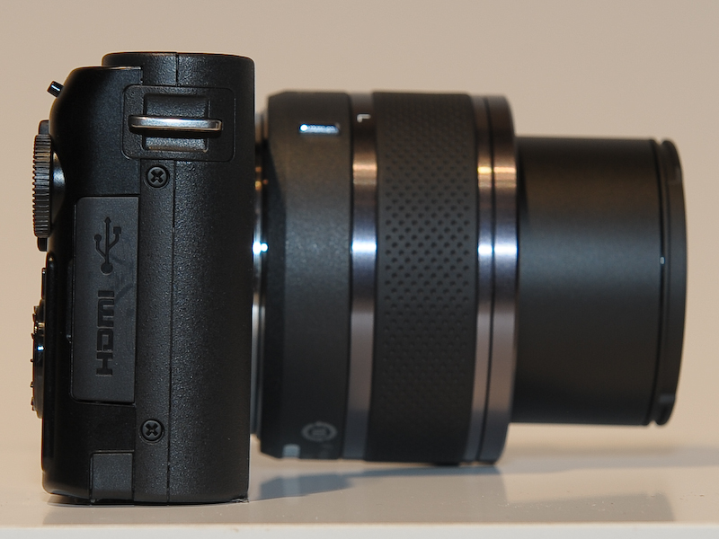 <b>1 NIKKOR VR 10-30mm F3.5-5.6の鏡枠を繰り出したところ</b>