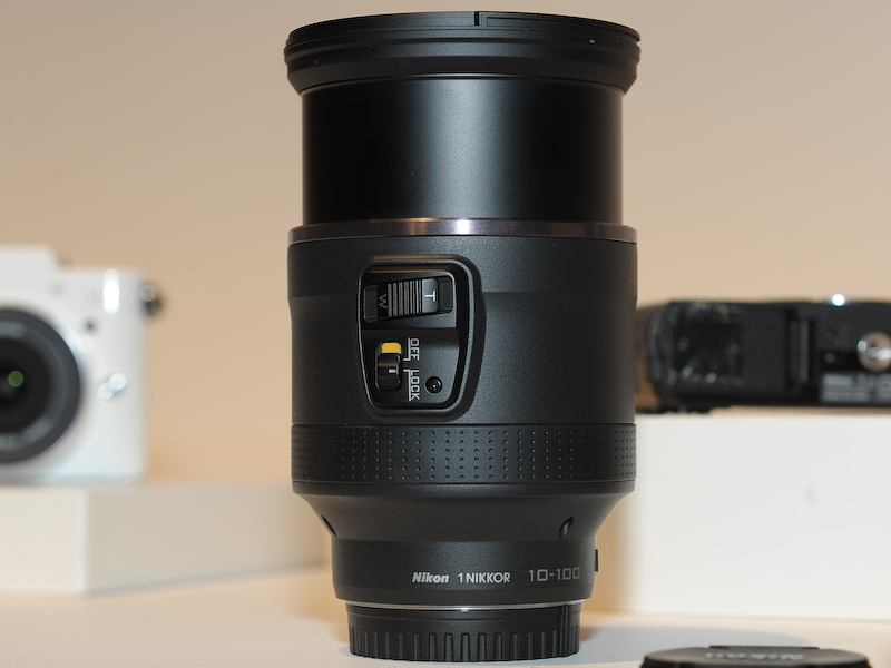 <b>パワーズームを備える1 NIKKOR VR 10-100mm F4.5-5.6 PD-ZOOM</b>