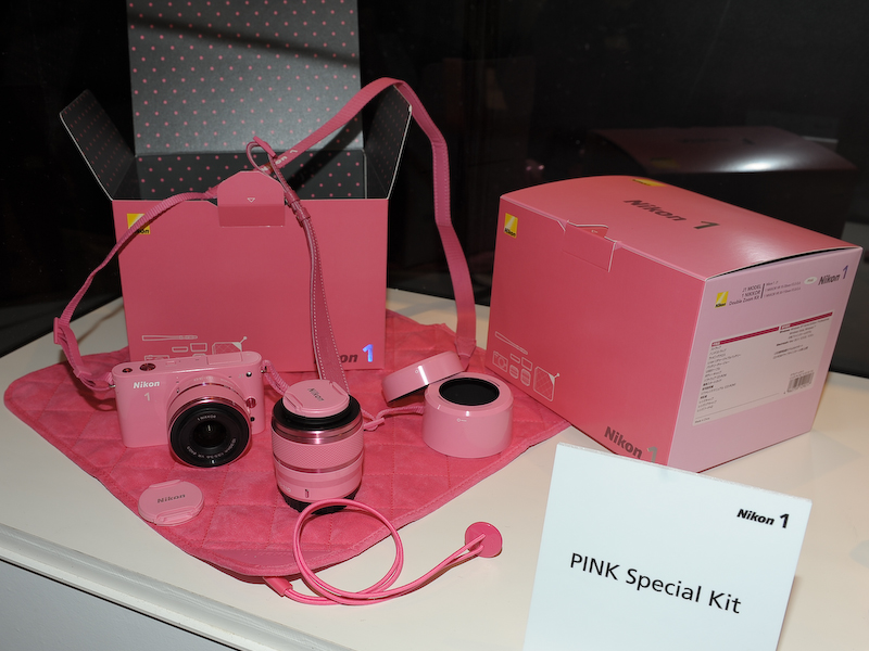 <b>数量限定の「Nikon 1 J1ダブルズームキット ピンクスペシャルキット」</b>