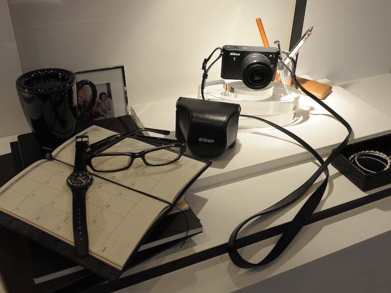 <b>同時発売のアクセサリーと組み合わせた世界観の展示も行なっていた</b>