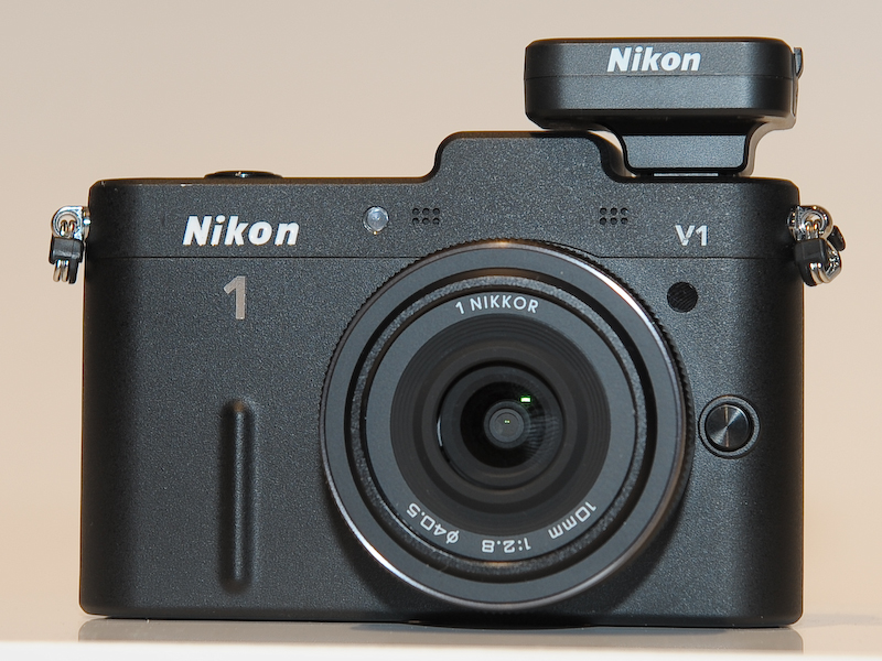 <b>Nikon 1 V1用のGPSユニット「GP-N100」を装着したところ</b>